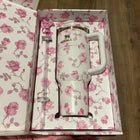 Stanley x LoveShackFancy Ribbon Rosa 40oz Quencher Tumbler – Limited Edition | Authentic